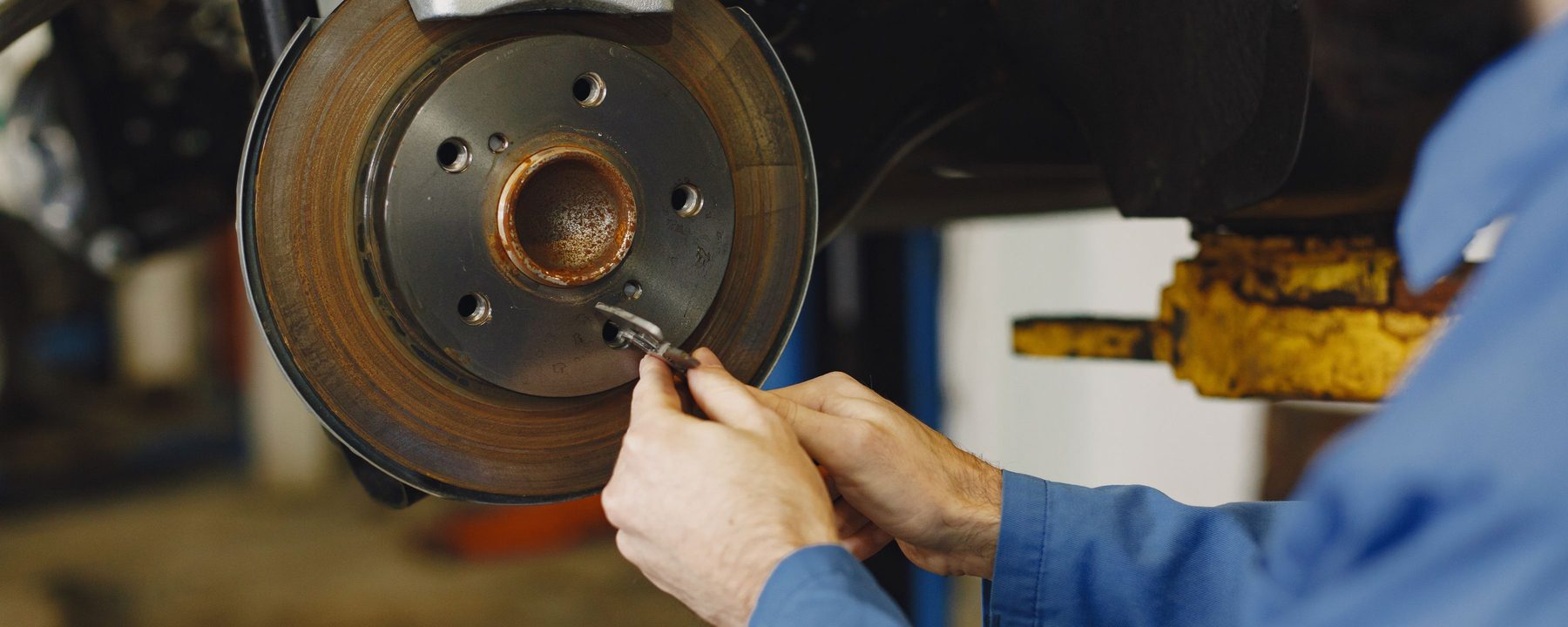Ein Mechaniker prüft eine Bremsscheibe