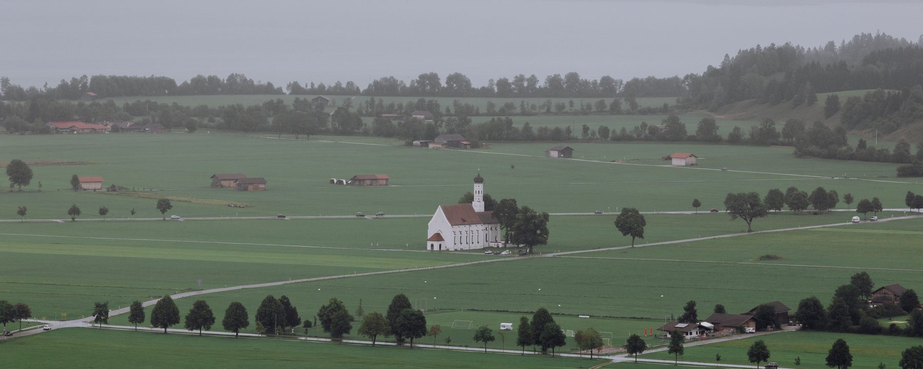 Flaches bayerisches Land mit Kirche und Feldern