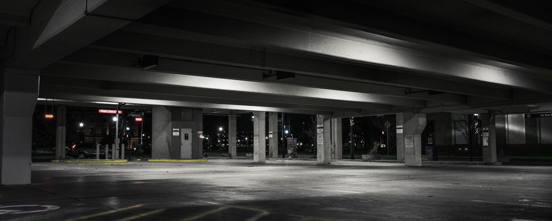 Ein leeres, nachts beleuchtetes Parkdeck