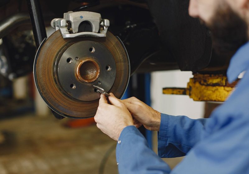 Ein Mechaniker prüft eine Bremsscheibe