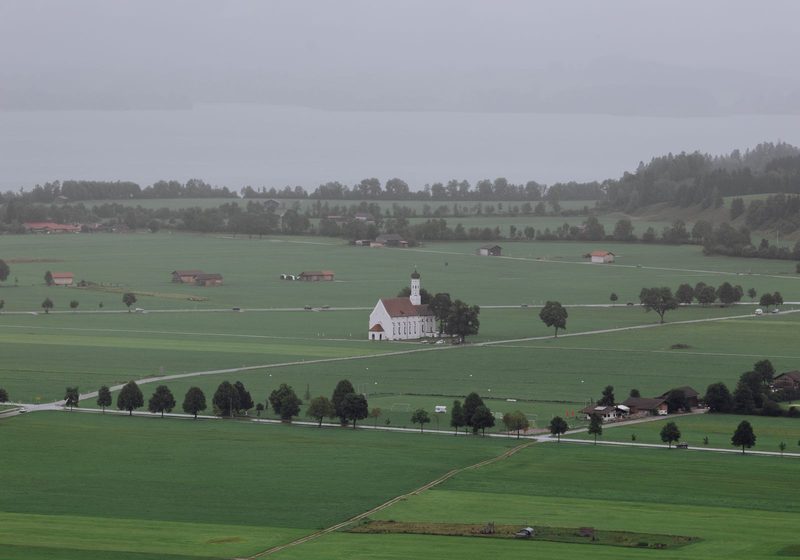 Flaches bayerisches Land mit Kirche und Feldern