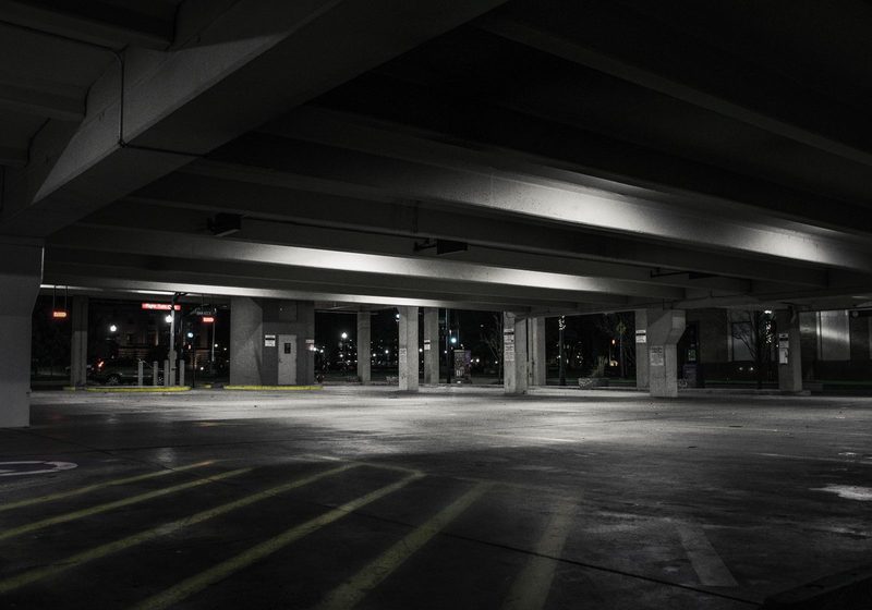 Ein leeres, nachts beleuchtetes Parkdeck