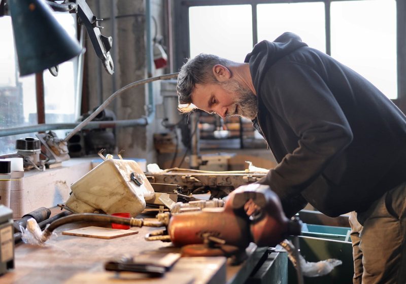 Ein Inhaber arbeitet in seiner eigenen Werkstatt